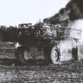 O trator despejou agrotóxico para destruir a lavoura dos agricultores. Terminou em chamas.