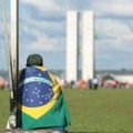 Nunca o brasileiro confiou tão pouco na Presidência. Bolsonaro surfa nessa onda.