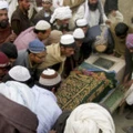 Em funeral realizado em Bannu, no Paquistão, em 29 de dezembro de 2010, moradores locais carregam o caixão de uma pessoa que teria sido morta por um ataque de drones dos Estados Unidos na área tribal de Mir Ali, na fronteira com o Afeganistão.