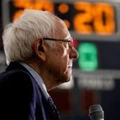 O senador Bernie Sanders fala em um comício na Salina Intermediate School, em 7 de março de 2020, em Dearborn, no Michigan.