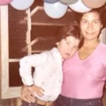 James Cimino e sua mãe durante festa de aniversário.