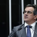 Senador Ciro Nogueira (PP-PI), autor de um projeto que prevê prisão para divulgação de fake news, discursa em plenário, em 29 de abril de 2015. 