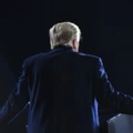 Donald Trump gesticular durante uma fala em comício no Aeroporto Regional Williamsport, em Montoursville, na Pensilvânia, em 31 de outubro de 2020. 