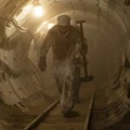 Mineiros trabalhando sob o reator nuclear danificado na minissérie “Chernobyl”, da HBO.