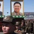 Soldados norte-coreanos passam diante dos retratos dos ex-líderes da Coreia do Norte / AFP PHOTO / Ed JONES (Photo credit should read ED JONES/AFP/Getty Images)