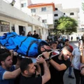 Palestinos transportam corpos dos mortos por soldados de Israel para o Complexo Médico Shifa, em Gaza.