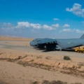 Aviadores da Força Aérea dos Estados Unidos entregam carregamento aos militares israelenses em 15 de outubro de 2023.