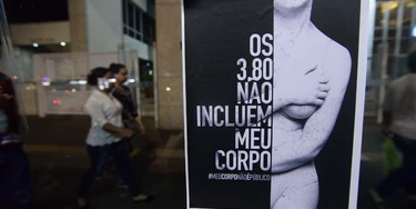 SÃO PAULO, SP, 04.09.2017: PROTESTO-SP: Cartazes protestam contra os recentes casos de assédio sexual, estupro e violência, nesta segunda-feira (4) na avenida Paulista em São Paulo. (Foto: Cris Faga/Fox Press Photo/Folhapress)