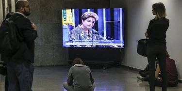 Brasília - Jornalistas acompanham a presidenta afastada Dilma Rousseff fazer sua defesa diante dos Senadores durante sessão de julgamento do impeachment. (Antonio Cruz/Agência Brasil)