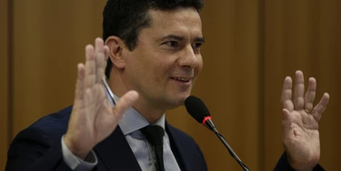 O ministro da Justiça, Sergio Moro, parece ter se rendido ao radicalismo do chefe ao apresentar projeto de lei anticrimes.