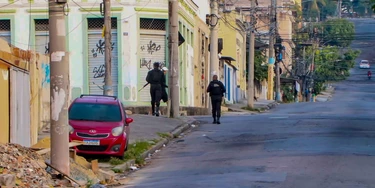 Policiais durante a ação que terminou com a chacina de 25 pessoas na Vila Cruzeiro, Zona Norte do Rio, na terça, 24 de maio.