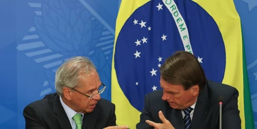 *Arquivo* BRASÍLIA, DF, 06.06.2022 - O ministro Paulo Guedes (Economia) e o presidente da República, Jair Bolsonaro, em anúncio do pacote para combustíveis. (Foto: Gabriela Biló/Folhapress)