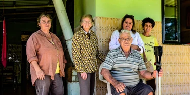 Olga Levandoski (segunda à direita), e a família junto à médica Esther Carina Abeledo. "Vai fazer muita falta para toda a nossa família."