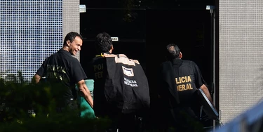 Brazilian Federal Police personnel raid the residence former Planning Minister Paulo Bernard in Brasilia, on June 23, 2016. 
Bernardo, Minister of Planning during the government of President Lula Da Silva was arrested on the sidelines of the "Lava Jato" anti-corruption operation and police also raided the PT headquarters in Sao Paulo.  / AFP / ANDRESSA ANHOLETE        (Photo credit should read ANDRESSA ANHOLETE/AFP/Getty Images)