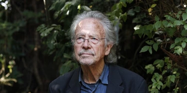Autor austríao Peter Handke no jardim de sua casa em Paris, França, no dia 10 de outubro de 2019.