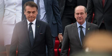 Bolsonaro sugeriu que militares apoiam sua pressão contra STF e Congresso, e Fernando Azevedo e Silva (à direita) lançou nota cheia de recados.