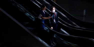 Funcionários do Aeroporto Internacional de Brasília utilizam máscara protetora em meio ao surto do novo coronavírus covid-19.