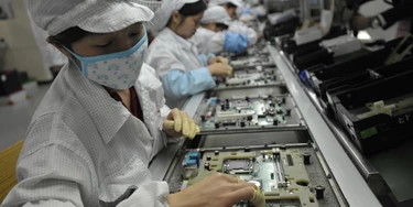 This photo taken on May 27, 2010 shows Chinese workers in the Foxconn factory in Shenzhen, in southern China's Guangdong province.  A labour rights group said on June 28, it had found "deplorable" conditions at Apple suppliers in China, following a probe of several firms that supply the US technology giant.     CHINA OUT      AFP PHOTO        (Photo credit should read STR/AFP/GettyImages)