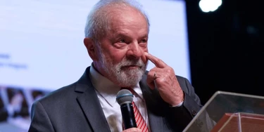 Lula mira na economia após debate religioso e susto com pacote bilionário de Bolsonaro