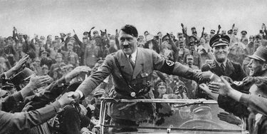 Adolf Hitler (1989-1945) sendo recebido por apoiadores em Nuremberg. em 1933.