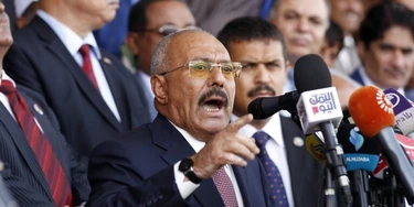 O ex-presidente do Iêmen Ali Abdullah Saleh faz um discurso para apoiadores durante um comício em comemoração aos 35 anos de fundação de seu partido, o Congresso Geral do Povo, na Praça Sabaeen, na capital Saná, em 24 de agosto de 2017.