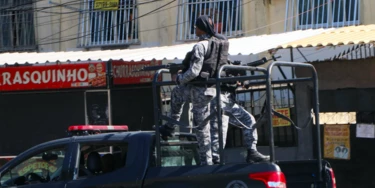 Polícia Militar e Polícia Civil fazem operação no Complexo do Alemão descrita como "cenário de guerra" por moradores.