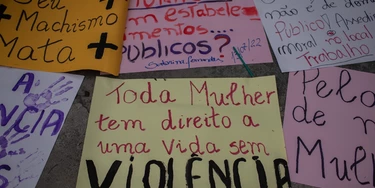 Protesto de mulheres contra a violência obstétrica e sexual, ao lado do hospital em que o médico Giovanni Quintella Bezerra estuprou uma paciente na cidade de São João de Meriti, no Rio de Janeiro.