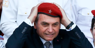O presidente Jair Bolsonaro usa boina vermelha durante cerimônia de comemoração ao dia do soldado, no QG do Exército, em Brasília. Foto: Pedro Ladeira/Folhapress