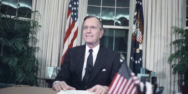 O presidente George H.W. Bush discursa em rede nacional no Salão Oval, no dia 16 de janeiro de 1991, depois da deflagração da Operação Tempestade no Deserto contra o Iraque.