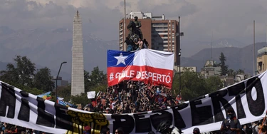 Manifestantes exibem cartaz "Chile acorda" no quinto dia de protestos na capital Santiago. 