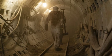 Mineiros trabalhando sob o reator nuclear danificado na minissérie “Chernobyl”, da HBO.