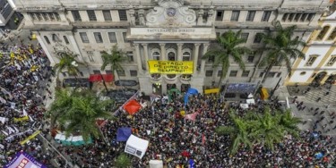 Multidão acompanha leitura da Carta pela Democracia na entrada da Faculdade de Direito da USP, no Largo de São Francisco, em São Paulo.