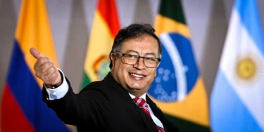 O presidente Gustavo Petro, da Colômbia, acena para jornalistas ao chegar no Itamaraty, em Brasília, em 30 de maio de 2023.