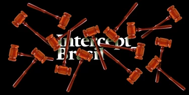 Logo do Intercept Brasil coberta por martelos de juízes.