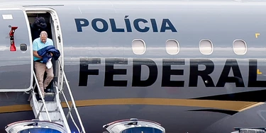 Chiquinho Brazão chega preso no avião da Polícia Federal, em Brasília.(Foto: Pedro Ladeira/folhapress)