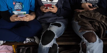 Adolescentes utilizam celular em escola estadual no Paraná. Foto: Mathilde Missioneiro/Folhapress