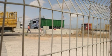 Caminhões palestinos buscam mercadoria em Israel, na fronteira com a faixa de Gaza. (Foto: Daniela Kresch/Folhapress)