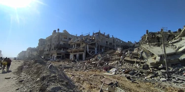 Palestinos se deslocam de Khan Yunis, Gaza, em meio aos escombros deixados pelo exército de Israel.