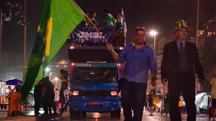 Carro de som do MBL atrai poucas pessoas em protesto anti-Lula.