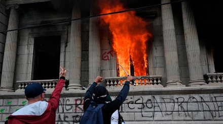 Manifestantes na Guatemala queimam Congresso contra o governo