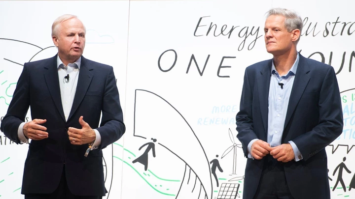 O CEO da BP, Bob Dudley, à esquerda, e o economista-chefe Spencer Dale falam durante uma sessão no One Young World Summit, em Londres, em 23 de outubro de 2019.