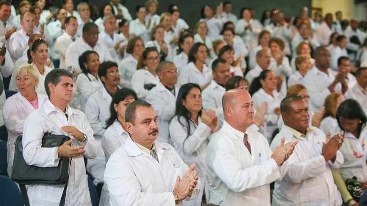 Em 2013, Brasil treinava médicos cubanos para atender regiões desassistidas do país. Programa foi descontinuado assim que Jair Bolsonaro foi eleito presidente.