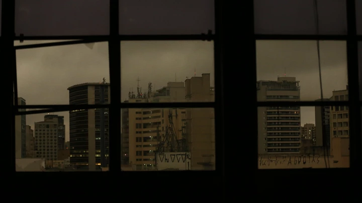 SÃO PAULO, SP, 19.08.2019 ? CLIMA-SP: Céu escuro durante dia frio na região de Campos Eliseos, na Santa Cecília, em São Paulo, nesta segunda-feira (19). (Foto: Otávio Valle/Folhapress)