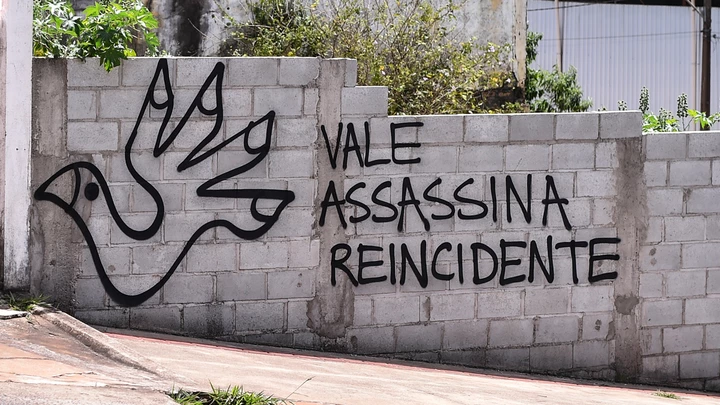 Em muro da capital Belo Horizonte, pichação faz referência ao rompimento da barragem de Mariana, que contaminou o Rio Doce em 2015. 