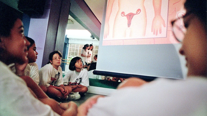 Educação sexual: Alunos do colégio Magno durante aula de iniciação sexual.