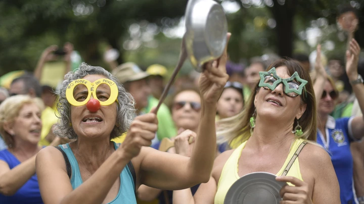 Demonstrators bange saucepans during a protest against Brazilian President Dilma Rousseff and the ruling Workers Party (PT) at Liberty Square in Belo Horizonte, Brazil on March 13, 2016. Protesters, many draped in the Brazilian national flag, poured into the streets  on Sunday at the start of mass demonstrations seeking to bring down President Dilma Rousseff. AFP PHOTO / Douglas MAGNO / AFP / Douglas Magno        (Photo credit should read DOUGLAS MAGNO/AFP/Getty Images)