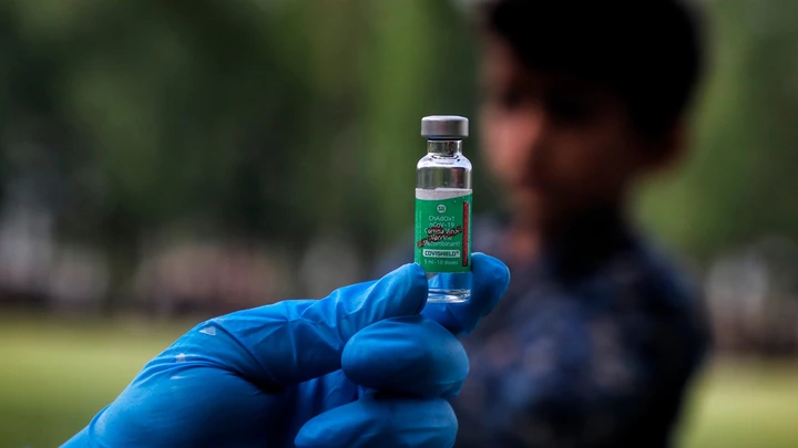 Um profissional de saúde segura um frasco de Covishield em um centro de vacinação em Sopore, no distrito de Baramulla em Jammu e Caxemira, em 3 de maio de 2021.