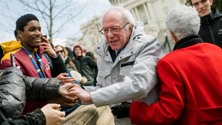 O senador Bernie Sanders e a deputada Grace Napolitano cumprimentam alunos enquanto participam de um comício no Capitólio, em Washington, DC, em 14 de março de 2018.