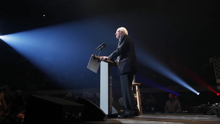Senador Bernie Sanders fala durante comício em Cedar Rapids, Iowa, no dia 1º de fevereiro.