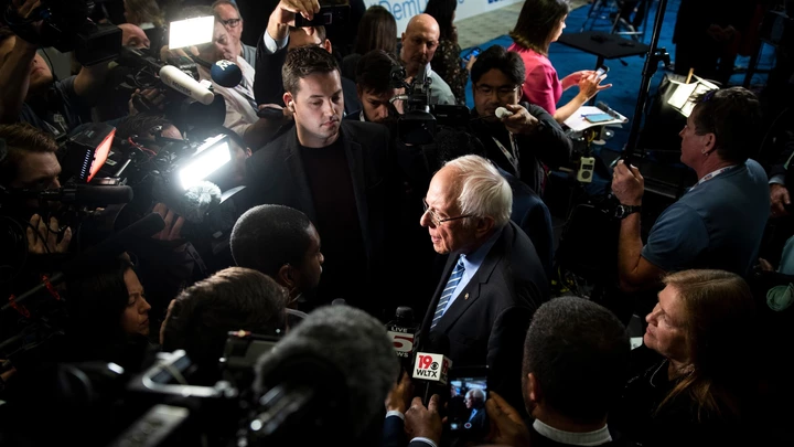 O senador Bernie Sanders fala com a imprensa após o debate das primárias democratas em Charleston, na Carolina do Sul, em 25 de fevereiro de 2020.
